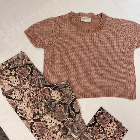 Yoga/casual. Two piece set! Patterned Leggings & cropped knit top. Size Small - Picture 5 of 5
